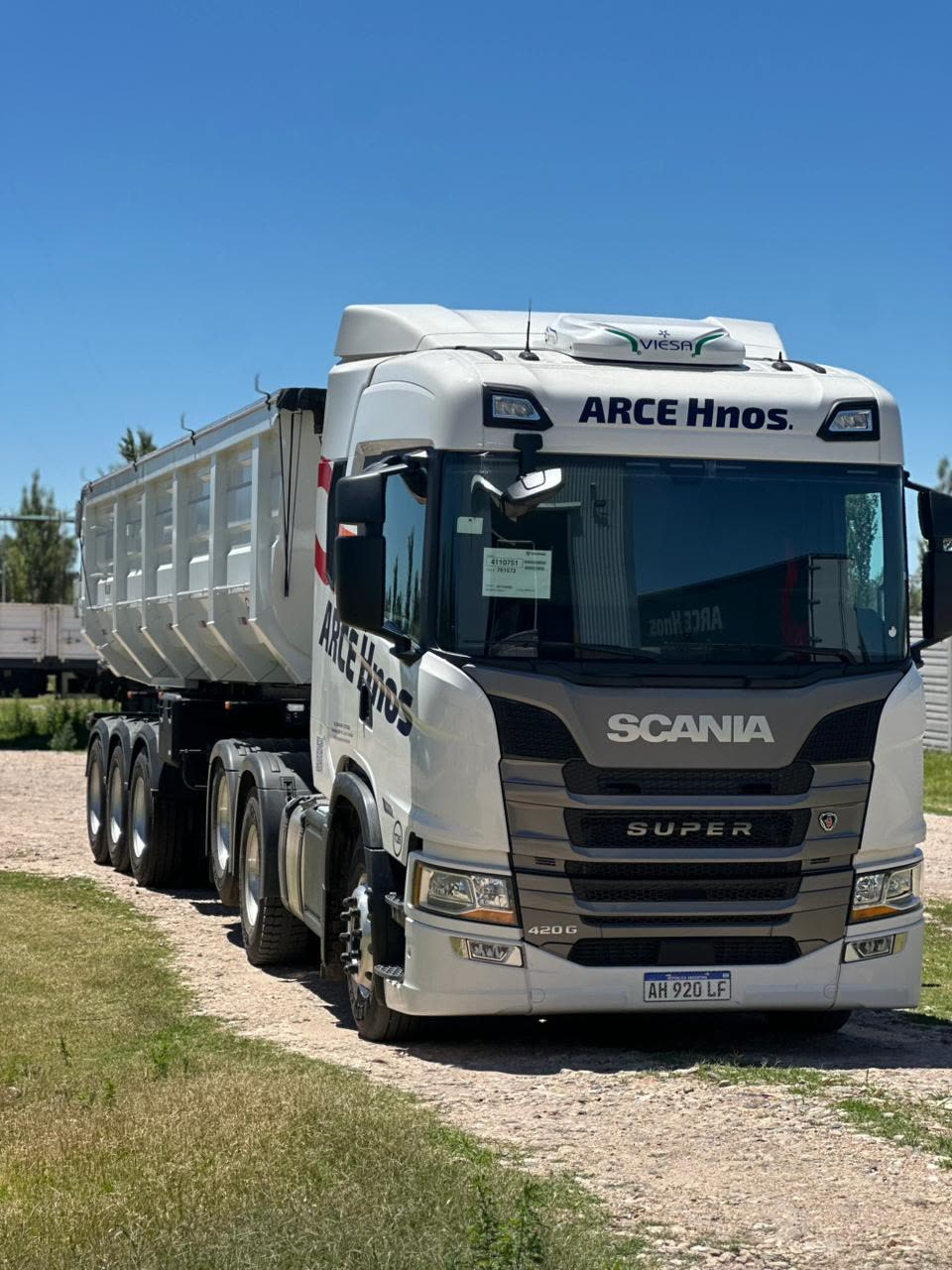 Camión Scania de Arce Hnos. con batea volcadora