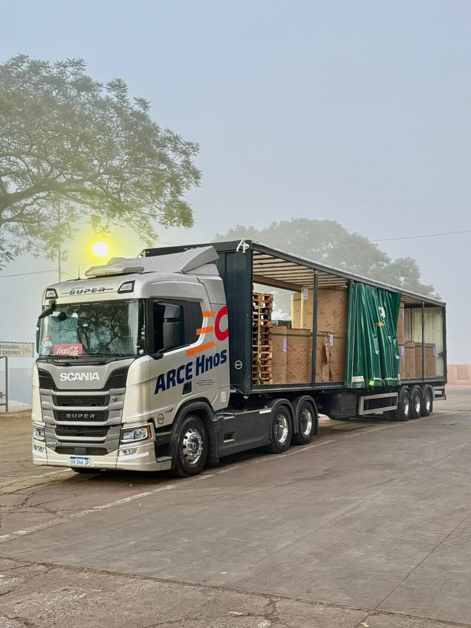 Camión Scania de Arce Hnos. al amanecer